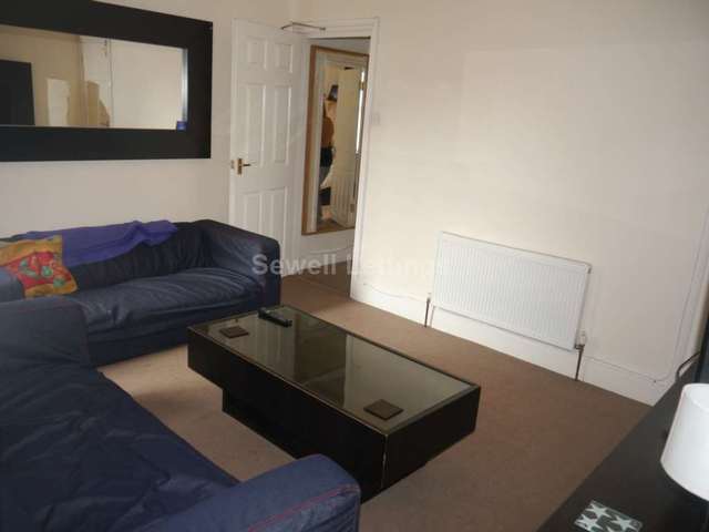  Image of 6 bedroom Detached house to rent in Grange Avenue Earley Reading RG6 at Grange Avenue  Reading, RG6 1DJ