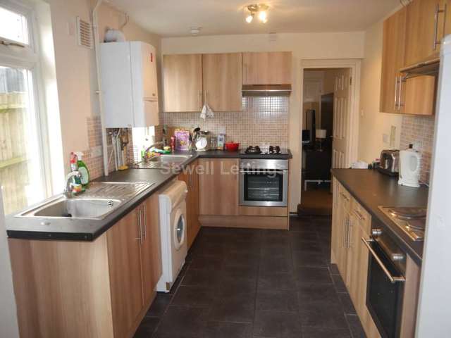  Image of 6 bedroom Detached house to rent in Grange Avenue Earley Reading RG6 at Grange Avenue  Reading, RG6 1DJ