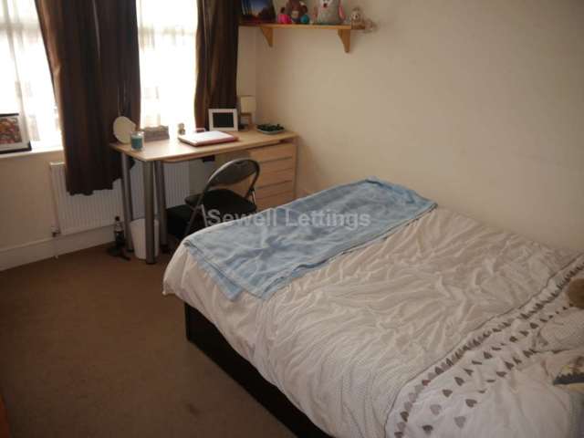 Image of 6 bedroom Detached house to rent in Grange Avenue Earley Reading RG6 at Grange Avenue  Reading, RG6 1DJ