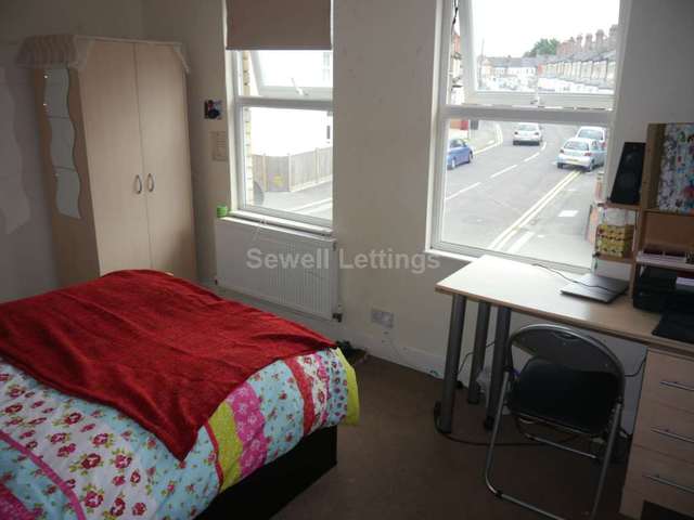 Image of 6 bedroom Detached house to rent in Grange Avenue Earley Reading RG6 at Grange Avenue  Reading, RG6 1DJ