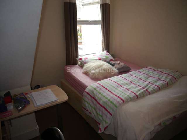  Image of 6 bedroom Detached house to rent in Grange Avenue Earley Reading RG6 at Grange Avenue  Reading, RG6 1DJ