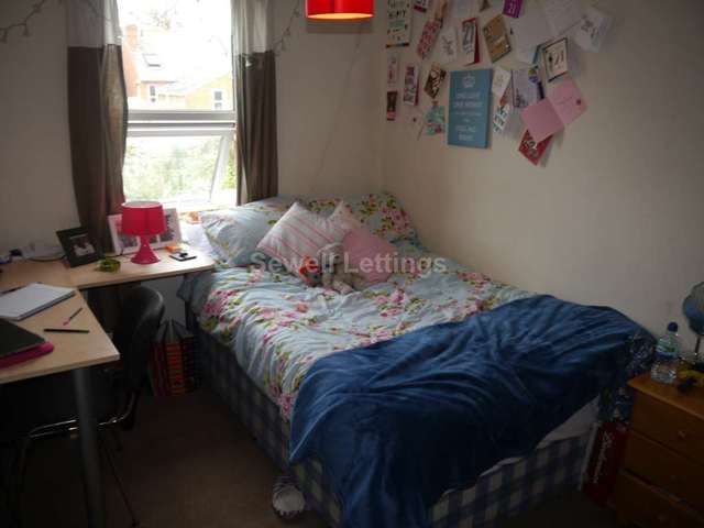  Image of 6 bedroom Detached house to rent in Grange Avenue Earley Reading RG6 at Grange Avenue  Reading, RG6 1DJ