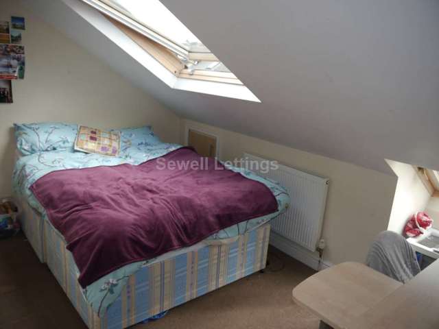  Image of 6 bedroom Detached house to rent in Grange Avenue Earley Reading RG6 at Grange Avenue  Reading, RG6 1DJ