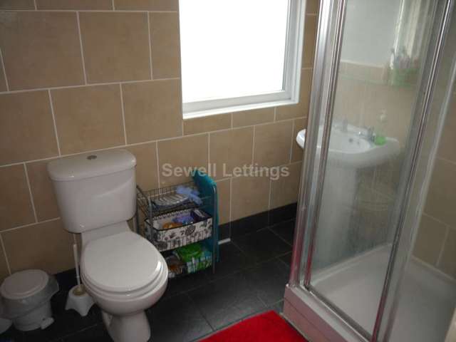  Image of 6 bedroom Detached house to rent in Grange Avenue Earley Reading RG6 at Grange Avenue  Reading, RG6 1DJ