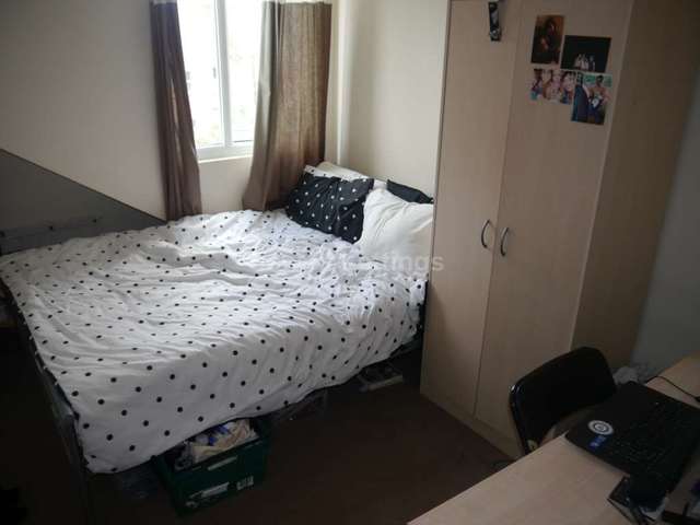  Image of 6 bedroom Detached house to rent in Grange Avenue Earley Reading RG6 at Grange Avenue  Reading, RG6 1DJ