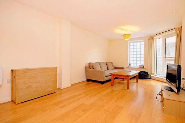  Image of 2 bedroom Flat to rent in Grays Place Slough SL2 at Grays Place  Slough, SL2 5GE