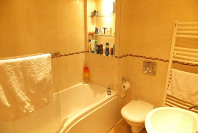  Image of 2 bedroom Flat for sale in Great Durgates Close Wadhurst TN5 at Wadhurst, TN5 6RD