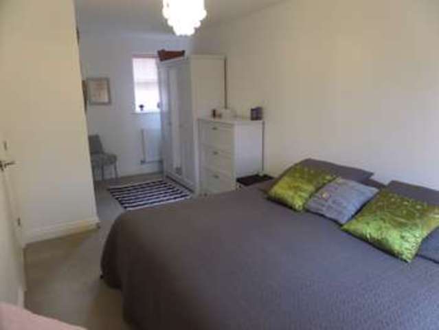  Image of 3 bedroom Apartment for sale in Green Farm Road Newport Pagnell MK16 at Newport Pagnell, MK16 0JY