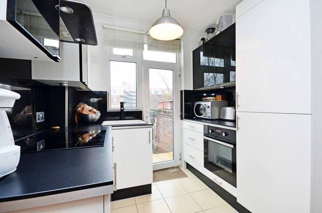  Image of 3 bedroom Flat for sale in Green Lanes London N4 at Green Lanes  Finsbury Park, N4 2NJ
