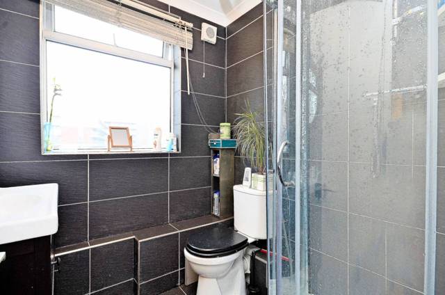  Image of 3 bedroom Flat for sale in Green Lanes London N4 at Green Lanes  Finsbury Park, N4 2NJ
