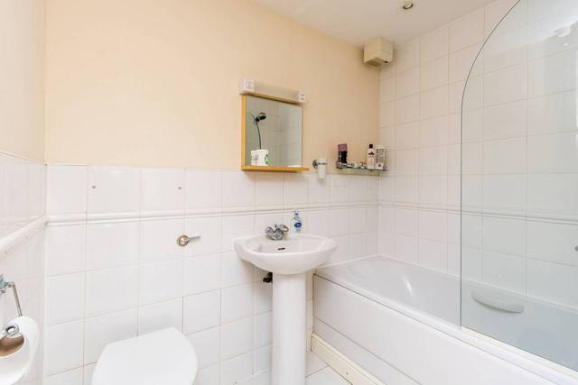  Image of 2 bedroom Flat for sale in Greenfell Mansions Glaisher Street London SE8 at Greenfell Mansions  Deptford, SE8 3EU