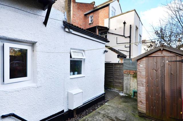  Image of 1 bedroom Flat for sale in Grenfell Road Mitcham CR4 at Grenfell Road  Tooting, CR4 2BZ