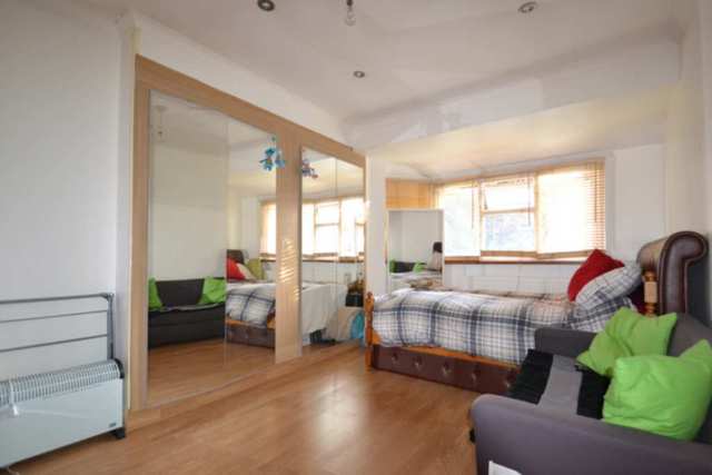  Image of 1 bedroom House Share to rent in Gunnersbury Avenue London W3 at Gunnersbury Avenue  London, W3 8LB