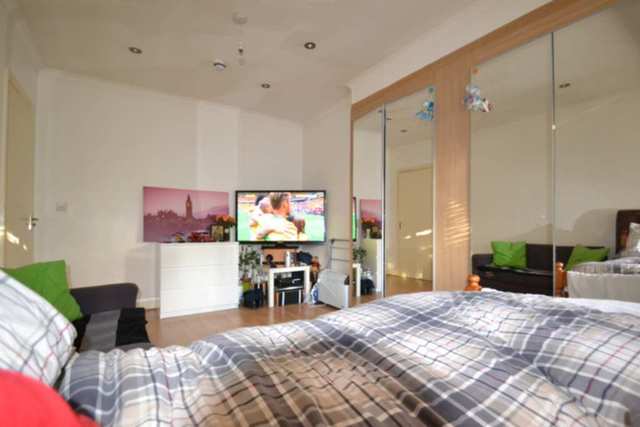  Image of 1 bedroom House Share to rent in Gunnersbury Avenue London W3 at Gunnersbury Avenue  London, W3 8LB