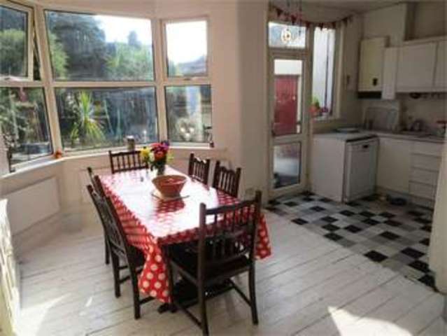  Image of 3 bedroom Terraced house to rent in Hainault Avenue Westcliff-on-Sea SS0 at Hainault Avenue Westcliff on sea Prittlewell, SS0 9HB
