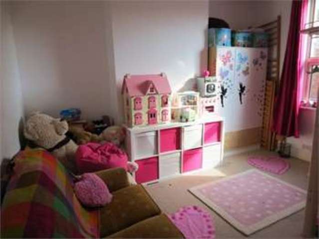 Image of 3 bedroom Terraced house to rent in Hainault Avenue Westcliff-on-Sea SS0 at Hainault Avenue Westcliff on sea Prittlewell, SS0 9HB