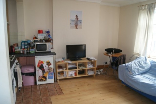  Image of 3 bedroom End of Terrace to rent in Halford Road London SW6 at London, SW6 1JT