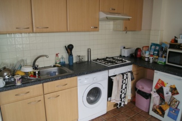  Image of 3 bedroom End of Terrace to rent in Halford Road London SW6 at London, SW6 1JT