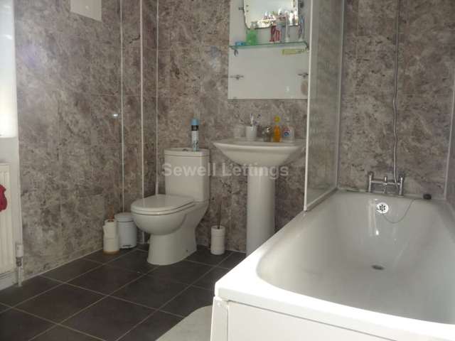 Image of 6 bedroom Detached house to rent in Hamilton Road Earley Reading RG1 at Hamilton Road  Reading, RG1 5RE