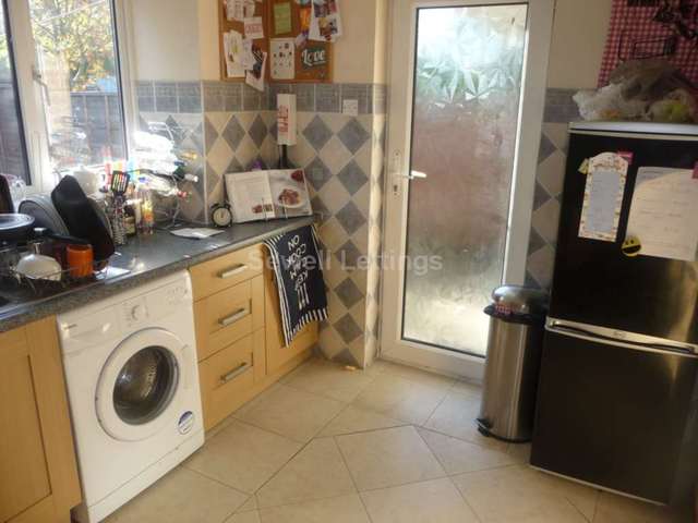  Image of 6 bedroom Detached house to rent in Hamilton Road Earley Reading RG1 at Hamilton Road  Reading, RG1 5RE