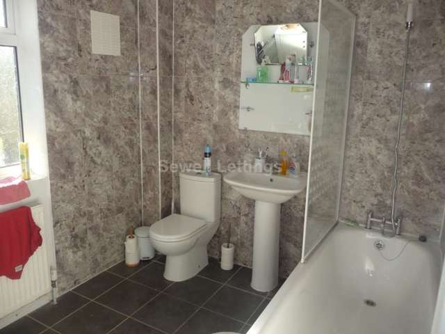  Image of 6 bedroom Detached house to rent in Hamilton Road Earley Reading RG1 at Hamilton Road  Reading, RG1 5RE