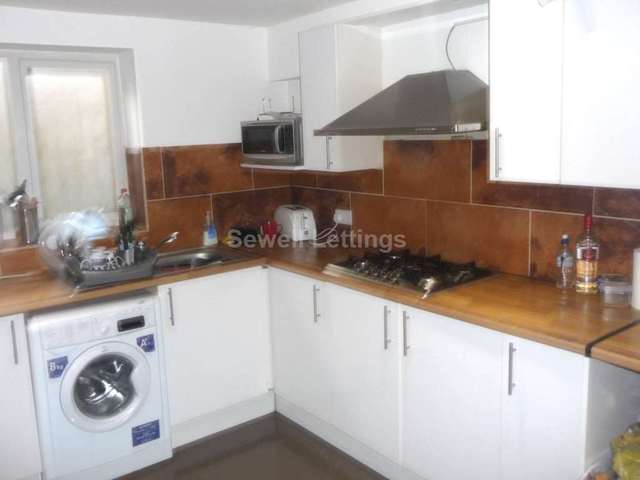  Image of 7 bedroom Detached house to rent in Hamilton Road Earley Reading RG1 at Hamilton Road  Reading, RG1 5RD