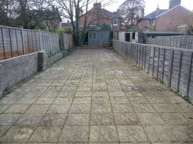  Image of 7 bedroom Detached house to rent in Hamilton Road Earley Reading RG1 at Hamilton Road  Reading, RG1 5RD