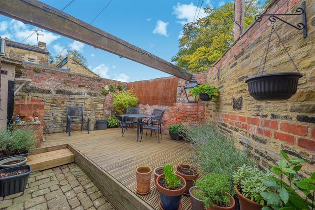 Image of 2 bedroom Flat for sale in Harrogate Road Greengates Bradford BD10 at Bradford  Calverley, BD10 0RB