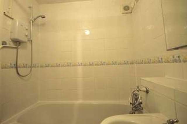  Image of 1 bedroom Flat to rent in Eaton Road Sutton SM2 at Harrow Lodge 28 Eaton Road Sutton, SM2 5EE