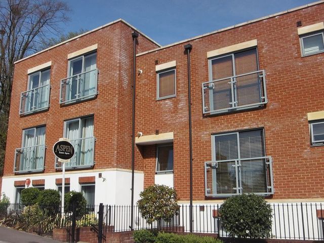  Image of 1 bedroom Flat to rent in Harvest Road Englefield Green Egham TW20 at 88 Harvest Road Englefield Green Egham, TW20 0SG