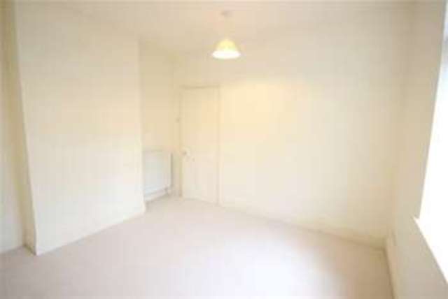  Image of 1 bedroom Flat to rent in Kings Road Haslemere GU27 at Haslemere, GU27 2QG