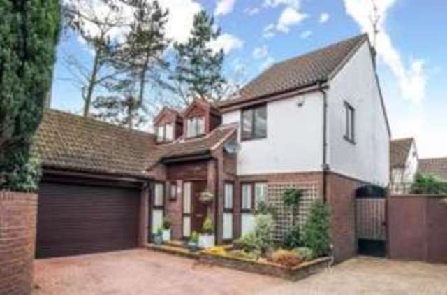  Image of 4 bedroom Detached house for sale in Hatchwood Close Woodford Green IG8 at Woodford Green  Woodford Green, IG8 0SX