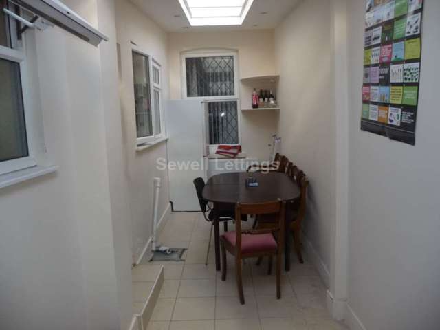 Image of 5 bedroom Detached house to rent in Hatherley Road Reading RG1 at Hatherley Road  Reading, RG1 5QA