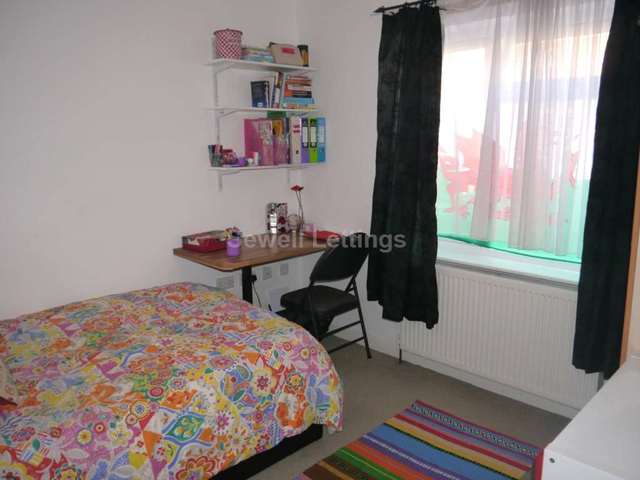  Image of 6 bedroom Detached house to rent in Hatherley Road Reading RG1 at Hatherley Road  Reading, RG1 5QE