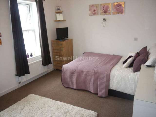  Image of 6 bedroom Detached house to rent in Hatherley Road Reading RG1 at Hatherley Road  Reading, RG1 5QA