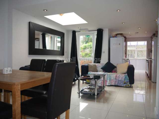  Image of 6 bedroom Detached house to rent in Hatherley Road Reading RG1 at Hatherley Road  Reading, RG1 5QA