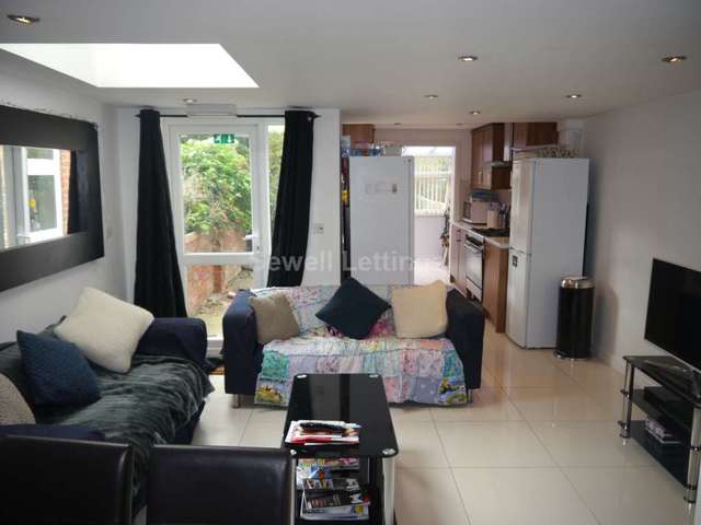  Image of 6 bedroom Detached house to rent in Hatherley Road Reading RG1 at Hatherley Road  Reading, RG1 5QA