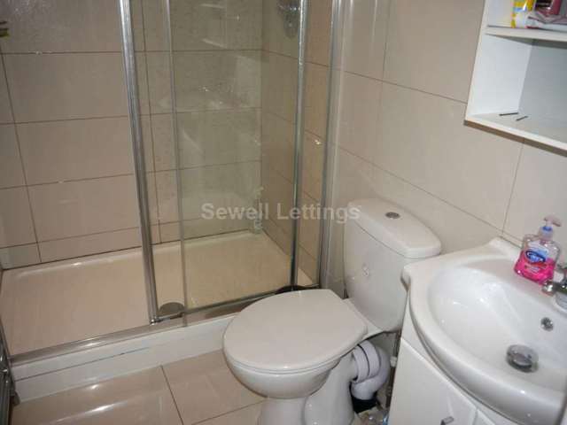  Image of 6 bedroom Detached house to rent in Hatherley Road Reading RG1 at Hatherley Road  Reading, RG1 5QA