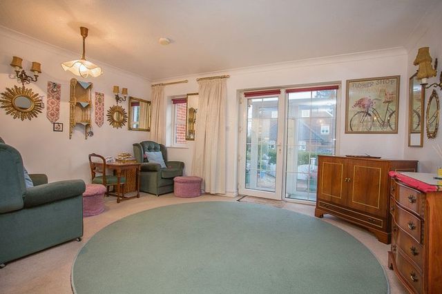  Image of 1 bedroom Bungalow for sale in Havant Road Emsworth PO10 at Havant Road  Emsworth, PO10 7JF