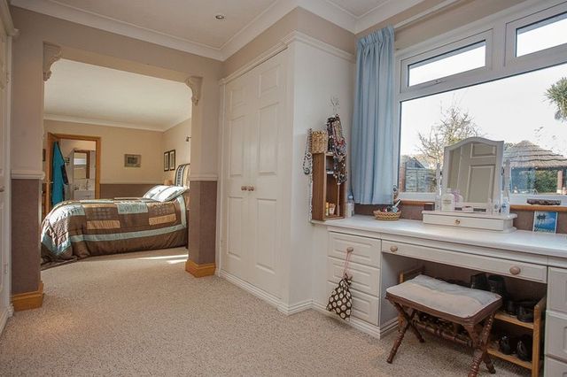  Image of 4 bedroom Detached house for sale in Havant Road Emsworth PO10 at Havant Road  Emsworth, PO10 7LF