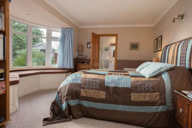  Image of 4 bedroom Detached house for sale in Havant Road Emsworth PO10 at Havant Road  Emsworth, PO10 7LF