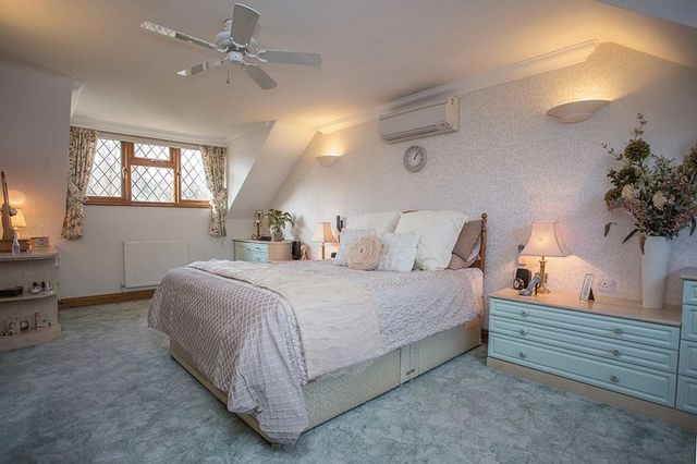  Image of 4 bedroom Detached house for sale in Havant Road Horndean Waterlooville PO8 at Havant Road Horndean Waterlooville, PO8 0DP