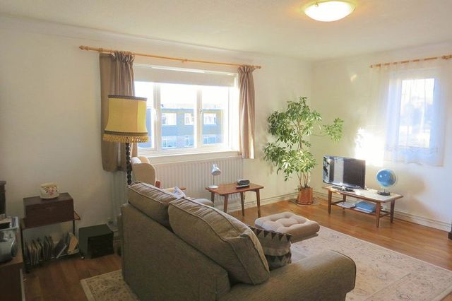  Image of 1 bedroom Retirement Property for sale in Central Avenue Telscombe Cliffs Peacehaven BN10 at Central Avenue Telscombe Cliffs Peacehaven, BN10 7LY