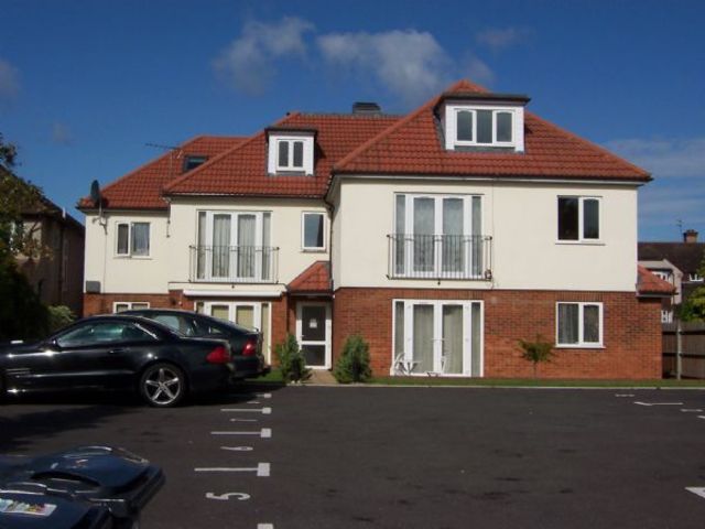  Image of 1 bedroom Flat for sale in Headstone Lane Harrow HA2 at 141 Headstone Lane  North Harrow, HA2 6LX