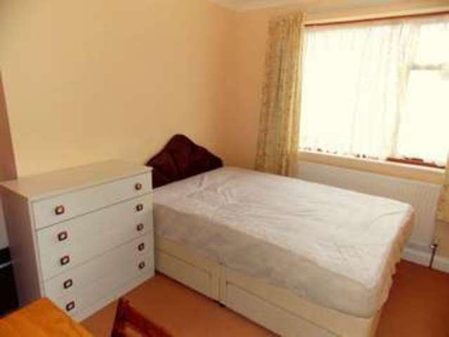  Image of 1 bedroom Property to rent in Heath Road Hillingdon Uxbridge UB10 at Heath Road, Room 4  Uxbridge, UB10 0SN