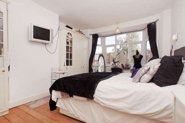  Image of 3 bedroom Detached house to rent in Heathcote Grove London E4 at Heathcote Grove Chingford London, E4 6SF