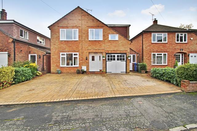  Image of 4 bedroom Detached house for sale in Heather Close Horsell Woking GU21 at Horsell  Horsell, GU21 4JR