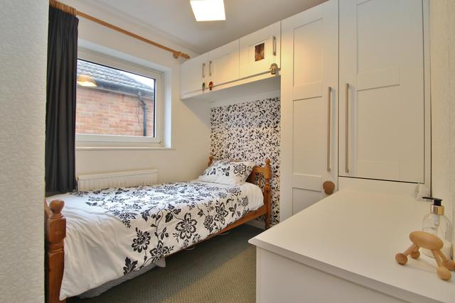 Image of 4 bedroom Detached house for sale in Heather Close Horsell Woking GU21 at Horsell  Horsell, GU21 4JR