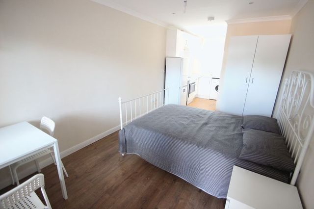  Image of Flat to rent in Hendon Way London NW2 at Hendon Way  London, NW2 2NB