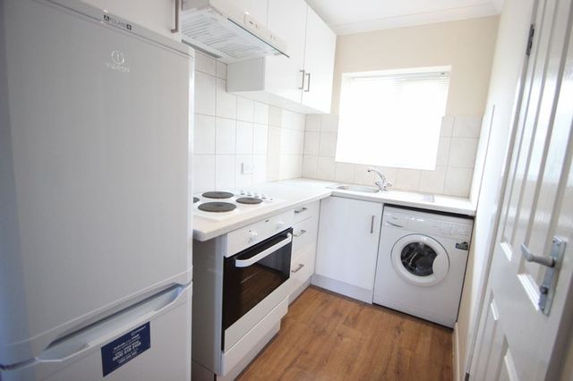  Image of Flat to rent in Hendon Way London NW2 at Hendon Way  London, NW2 2NB